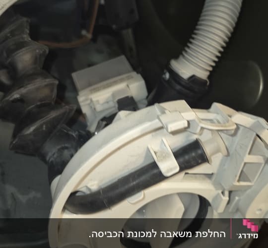 חלקים פנימיים של מכשיר חשמלי עם צינורות וחיבורים